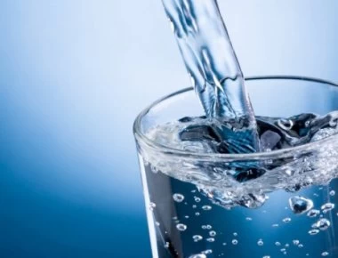 Γιατί πρέπει να πίνετε νερό αμέσως μόλις σηκώνεστε το πρωί;